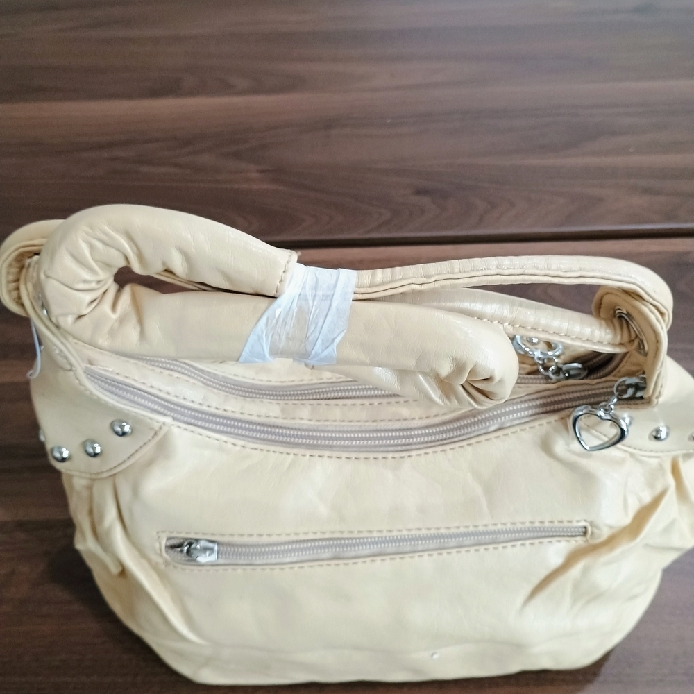 Elegant Cream Handbag with Heart Charm - Picture 3 of 4